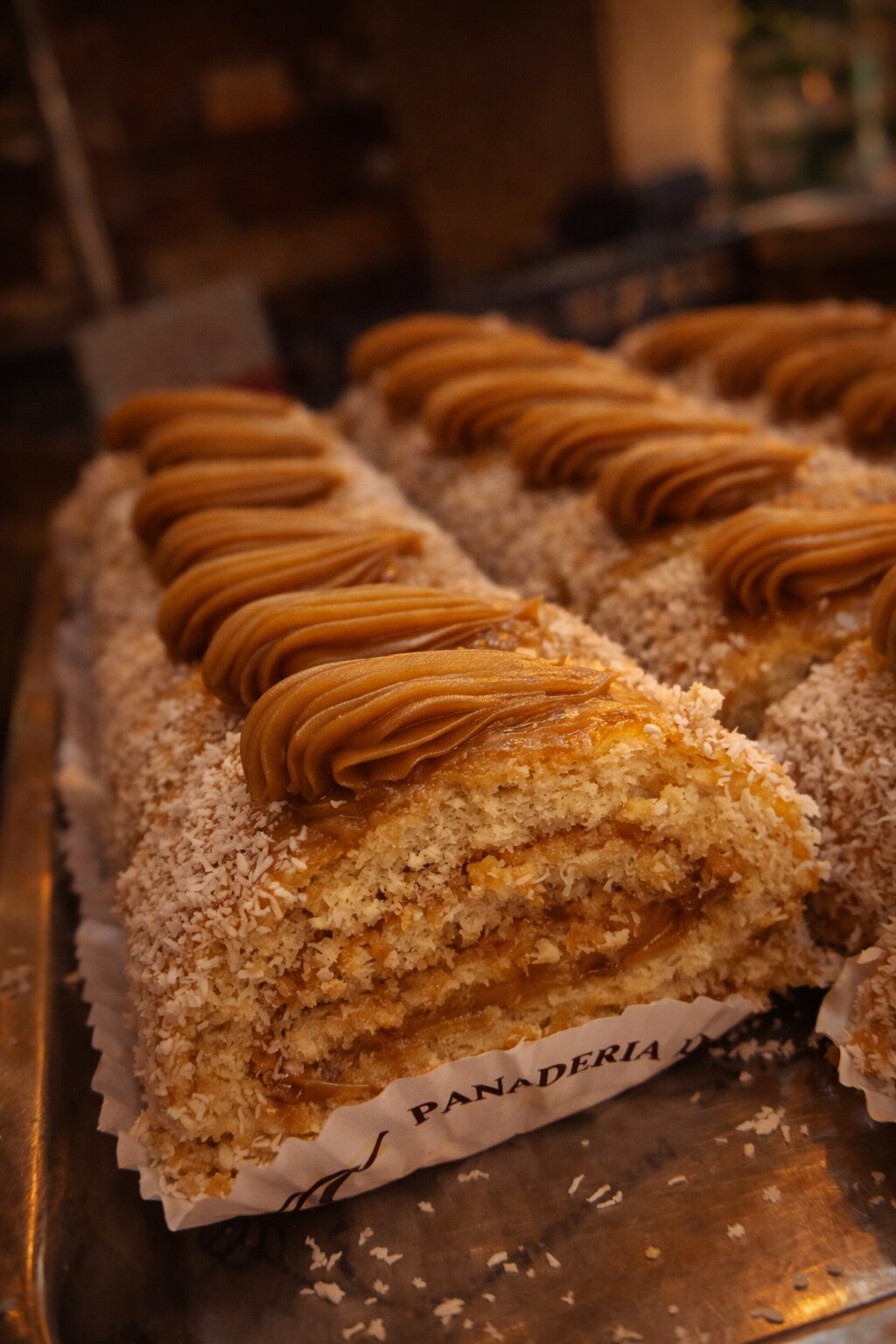 Pastel individual de coco y manjar elaborado en Panadería Trigal